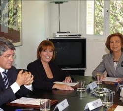 Doña Sofía, con la presidenta de la Academia de Cine, Mercedes Sampietro, y el presidente de EGEDA, Enrique Cerezo, durante el acto de firma del conve