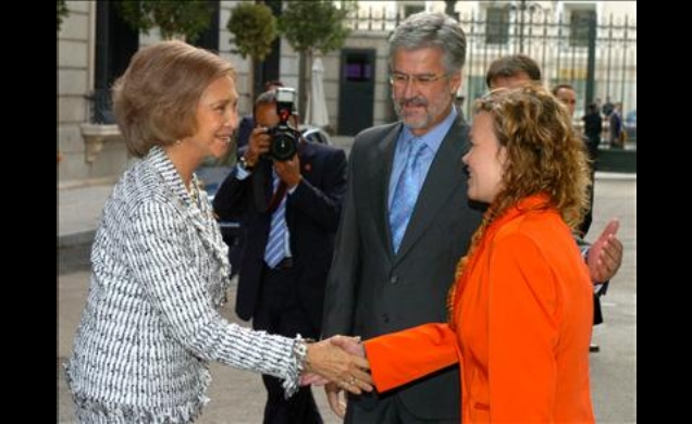 Doña Sofía saluda a la secretaria de Estado de Cooperación, Leire Pajín, en presencia del presidente del Congreso de los Diputados, Manuel Marín
