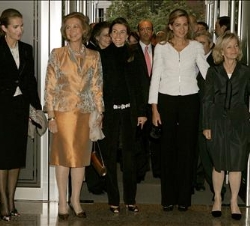 Su Majestad la Reina, Sus Altezas Reales la Princesa de Asturias, la Infanta Doña Elena y la Infanta Doña Cristina, con la ministra de Sanidad y Consu