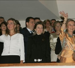 Doña Sofía, Doña Letizia y Doña Cristina saludan al público desde sus asientos en la primera fila del anfiteatro