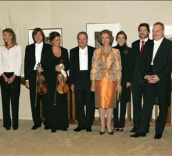 Su Majestad y Sus Altezas Reales, con la ministra de Sanidad y Consumo y el director y solistas de la Orquesta