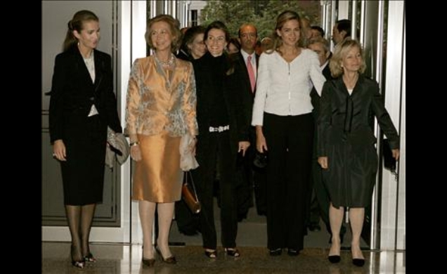 Su Majestad la Reina, Sus Altezas Reales la Princesa de Asturias, la Infanta Doña Elena y la Infanta Doña Cristina, con la ministra de Sanidad y Consu
