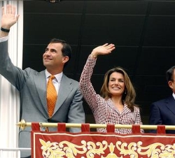 Los Príncipes de Asturias, acompañados por el alcalde de la localidad cordobesa de Lucena, José Luis Bergillos, saludan desde el balcón del Ayuntamien