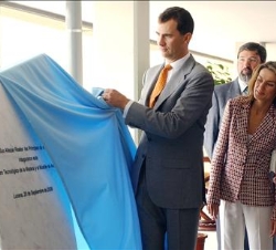 Don Felipe descubre en presencia de Doña Letizia, una placa conmemorativa de la inauguración del Centro de Innovaciones y Tecnología de la Madera-Mueb