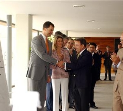 Sus Altezas Reales felicitan al alcalde de la localidad cordobesa de Lucena, Antonio Bergillos, en presencia del presidente de la Junta de Andalucía, 