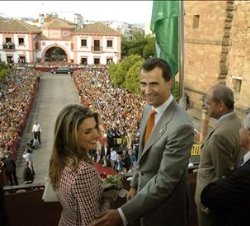 Sus Altezas Reales en el balcón del Ayuntamiento de Andújar