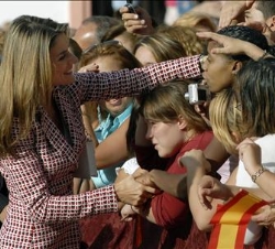 Su Alteza Real la Princesa de Asturias saluda a los vecinos de Andújar congregados junto al Ayuntamiento