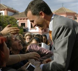 Don Felipe recibe el afecto de los vecinos de Andújar que acudieron al Ayuntamiento