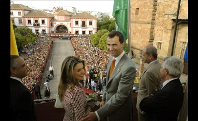 Sus Altezas Reales en el balcón del Ayuntamiento de Andújar