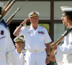 Don Juan Carlos saluda al paso de las tropas durante el desfile