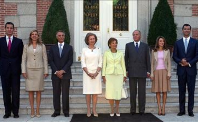 Sus Majestades los Reyes, junto a los Príncipes de Asturias, los Duques de Palma, el Presidente de Portugal, Aníbal Cavaco Silva, y su esposa, María A