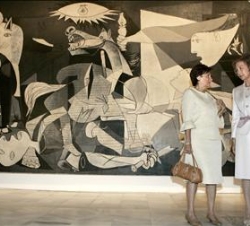 Su Majestad la Reina aconpaña a la Señora de Cavaco Silva en su visita al Museo