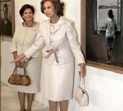 Doña Sofía junto a la Señora de Cavaco Silva durante su visita al Museo