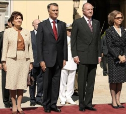Sus Majestades los Reyes y el Presidente de la República Portuguesa y su esposa en la despedida en el Palacio de El Pardo
