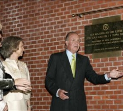 Don Juan Carlos y Doña Sofía junto a la presidenta de la Comunidad de Madrid, Esperanza Aguirre