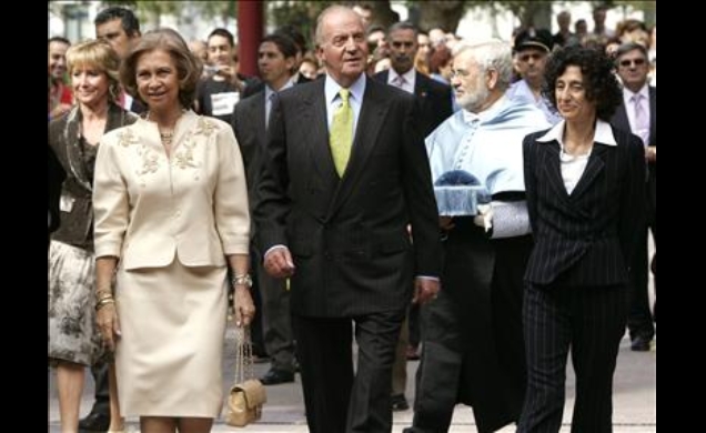 Sus Majestades los Reyes acompañados por la ministra de Educación, Mercedes Cabrera