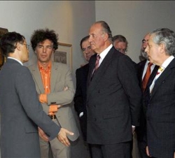 Don Juan Carlos atiende a las explicaciones de los comisarios de la muestra, Miguel Ángel Zalama y Paul Vandenbroeck