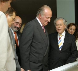 Su Majestad el Rey Don Juan Carlos conversa con el presidente de la Fundación Carlos de Amberes, Miguel Ángel Aguilar
