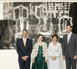 Su Alteza Real el Príncipe de Asturias, el Presidente de la República Portuguesa, la Señora de Cavaco Silva y la artista portuguesa Adriana Molder pos