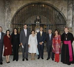 Foto de Familia en la Camara Santa de la Catedral de Oviedo