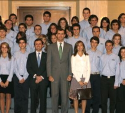 Don Felipe, con los alumnos del programa de becas Europa"Una Aventura Universitaria"