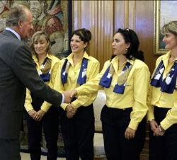 Don Juan Carlos, durante el saludo de los representantes del Colectivo de Correos