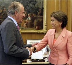 Su Majestad el Rey y la ministra de Fomento, Magdalena Álvarez