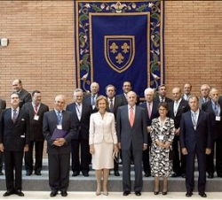 Sus Majestades los Reyes con directivos de la escuela de negocios del Instituto Internacional San Telmo de Sevilla