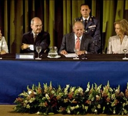 Don Juan Carlos, acompañado por Su Majestad la Reina, la ministra de Fomento, Magdalena Álvarez, y el presidente de la Junta de Andalucía, Manuel Chav
