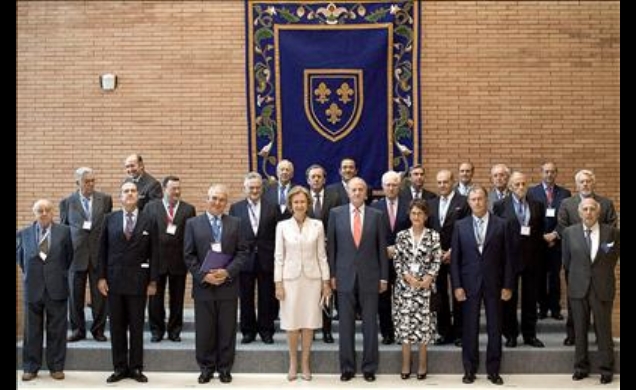 Sus Majestades los Reyes con directivos de la escuela de negocios del Instituto Internacional San Telmo de Sevilla