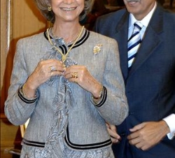 Doña Sofía tras recibir de manos del presidente de Caja Granada, Antonio-Claret García