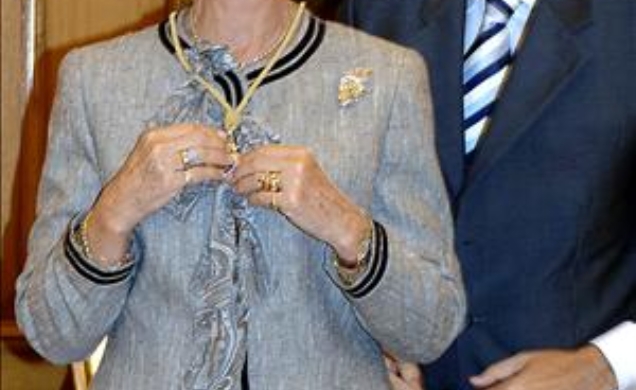 Doña Sofía tras recibir de manos del presidente de Caja Granada, Antonio-Claret García