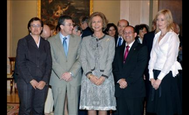 Doña Sofía junto a los responsables académicos que recibieron el Premio a la Acción Magistral