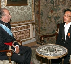 Don Juan Carlos conversa con Embajador de Japón, Motohide Yoshikawa, durante la presentación de cartas credenciales en el Palacio Real de Madrid