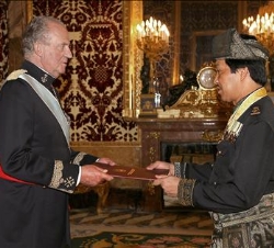 Don Juan Carlos recibe las cartas credenciales del Embajador del Reino de Brunei Darussalam, Zinidi Sidup