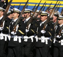Los miembros de la Armada pasan delante de la tribuna presidida por los Reyes y los Príncipes de Asturias