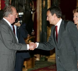 Don Juan Carlos recibe el saludo del presidente del Gobierno, José Luis Rodríguez Zapatero, junto a su esposa Sonsoles Espinosa
