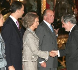El fiscal general del Estado, Cándido Conde-Pumpido saluda a Doña Sofía