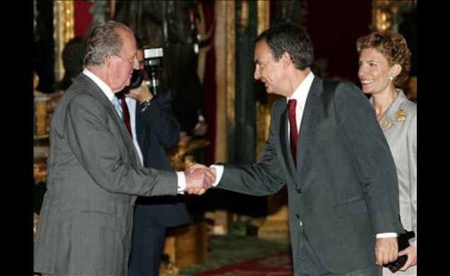 Don Juan Carlos recibe el saludo del presidente del Gobierno, José Luis Rodríguez Zapatero, junto a su esposa Sonsoles Espinosa