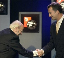 Don Felipe felicita al ganador de la 55ª edición del Premio Planeta, el escritor español Alvaro Pombo, durante la gala del Premio Planeta 2006