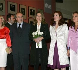 La Princesa de Asturias, con el vicepresidente segundo del Gobierno y ministro de Economía, Pedro Solbes; la presidenta ejecutiva de la Fundación Víct