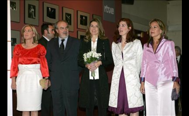 La Princesa de Asturias, con el vicepresidente segundo del Gobierno y ministro de Economía, Pedro Solbes; la presidenta ejecutiva de la Fundación Víct