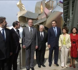 Su Majestad el Rey, con el lehendakari del Gobierno Vasco, la ministra de Agricultura, Pesca y Alimentación, la presidenta del Parlamento Vasco, el de