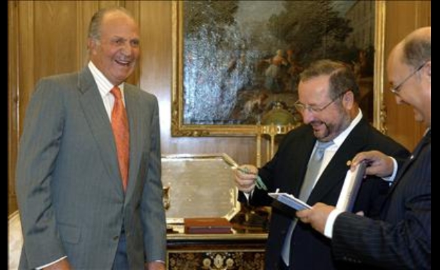 Su Majestad el Rey Don Juan Carlos recibe la Medalla de Oro de la Universidad de Jaén de manos de su rector, Luis Parras Guijosa