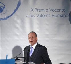Su Majestad el Rey Don Juan Carlos pronuncia su discurso en la entrega del Premio a los Valores Humanos del Grupo Vocento al escritor Miguel Delibes.