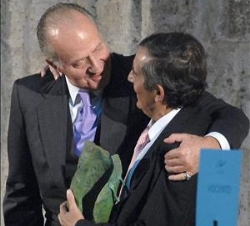 Don Juan Carlos abraza a Miguel Delibes de Castro, tras entregarle el Premio a los Valores Humanos del Grupo Vocento concedido a su padre, el escritor