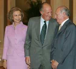 Don Juan Carlos y Doña Sofía, conversan con el ex presidente de Chile, Ricardo Lagos