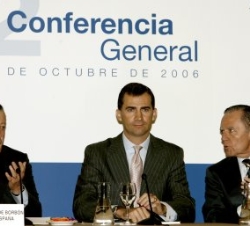 El Príncipe de Asturias, junto al presidente de la Asociación Española de Fundaciones, Ignacio Camuñas y el presidente honorífico de la AEF, el Infant
