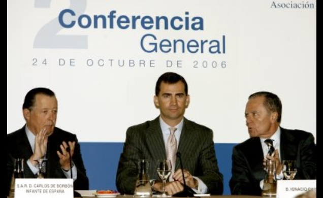 El Príncipe de Asturias, junto al presidente de la Asociación Española de Fundaciones, Ignacio Camuñas y el presidente honorífico de la AEF, el Infant
