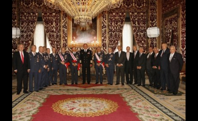 Don Juan Carlos, junto a la comisión de la XII promoción de la Academia General del Aire